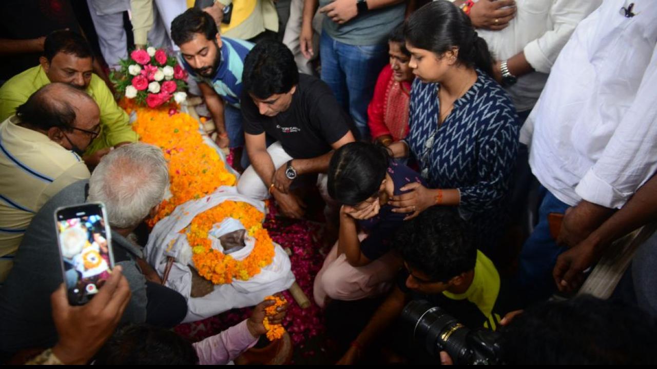 Raju Srivastava Funeral Emotional Photos