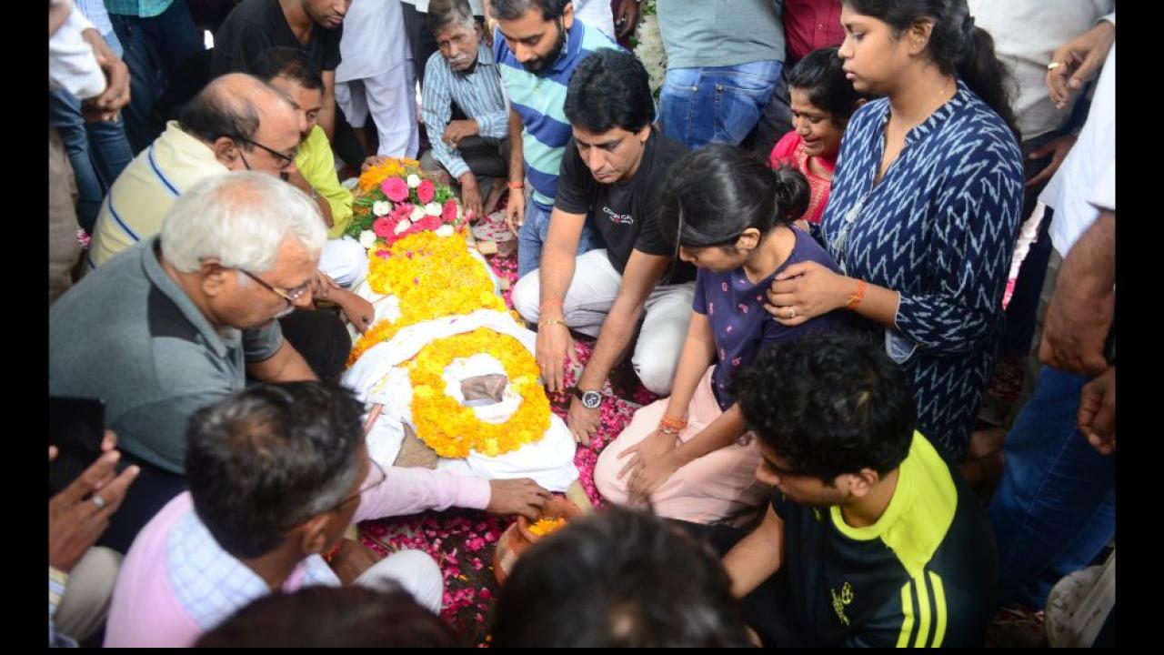 Raju Srivastava Brother At Funeral