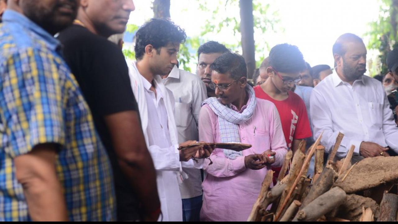 Raju Srivastava Son Pays Last Respects