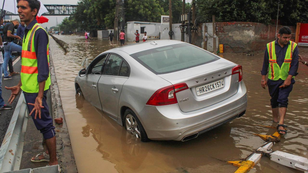 बारिश होते ही खुल गई प्रशासन की पोल