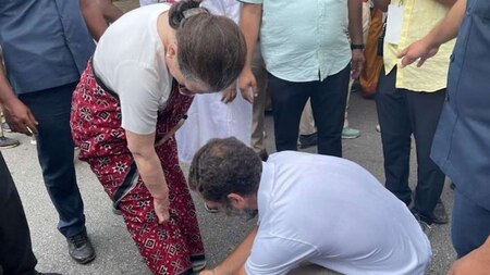 Rahul Gandhi ties mother Sonia’s shoelaces