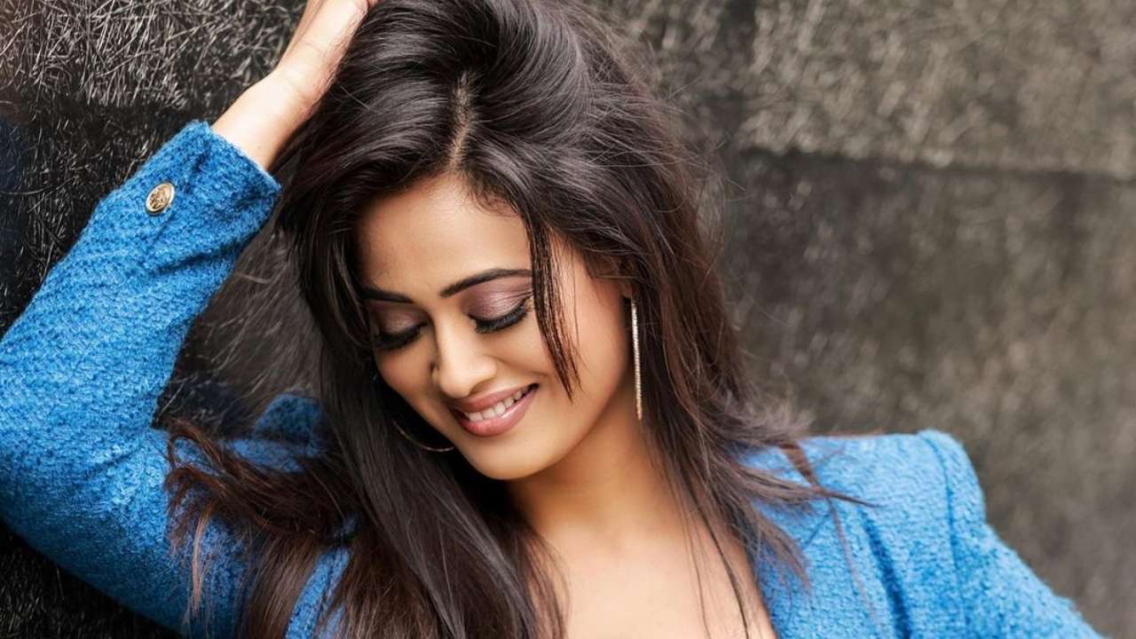 Photos: Shweta Tiwari sets internet on fire in blue blazer and hot pants,  fans call her 'stunning'