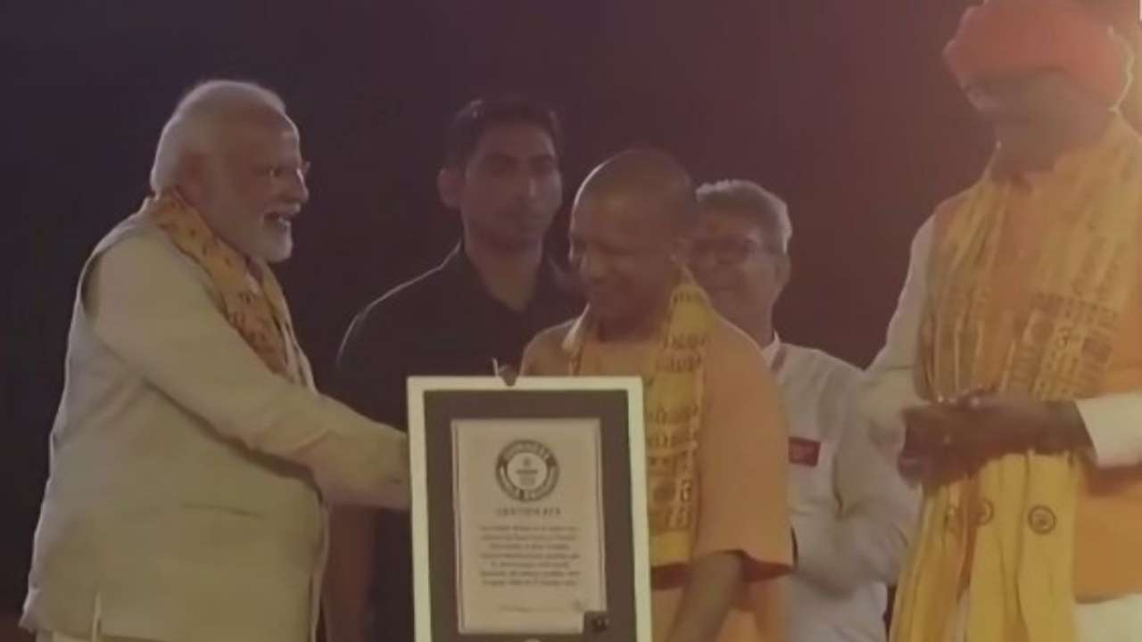 UP CM recieves the Guinness certificate