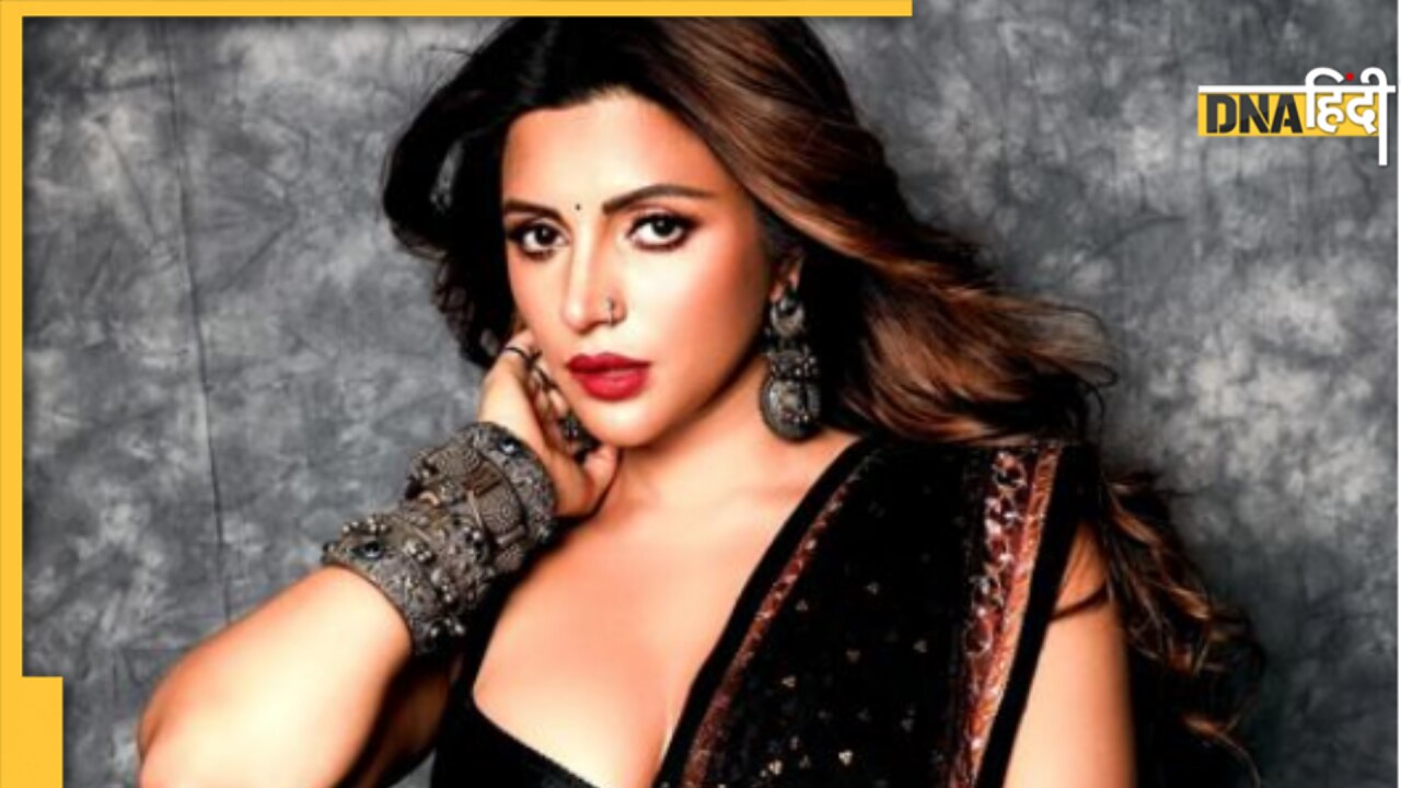 Shama Sikander ने बोल्ड फोटो से उड़ाए फैंस के होश, ब्लैक साड़ी और डीप नेक ब्लाउज में शेयर की सिजलिंग फोटो