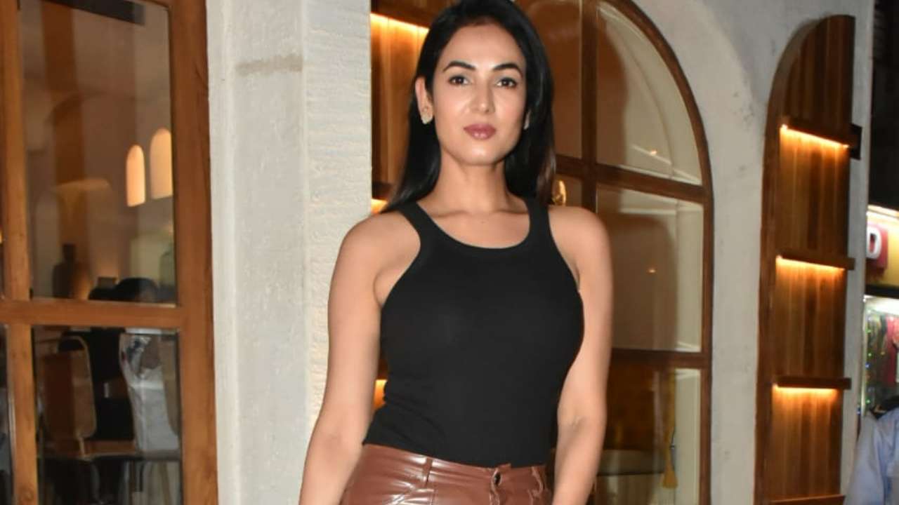 Sonal Chauhan stuns in casuals