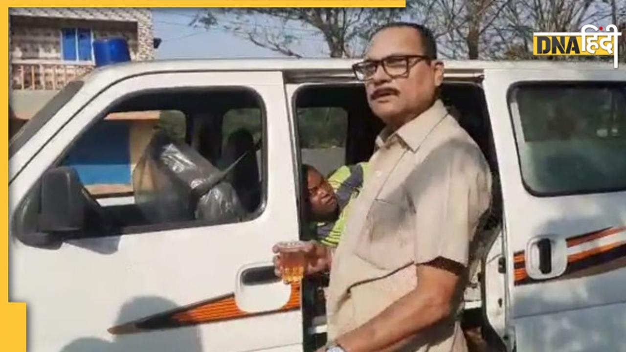 मरीज ले जा रहा एंबुलेंस ड्राइवर रास्ते में पीने लगा शराब, स्ट्रेचर पर लेटे घायल को भी पिलाई