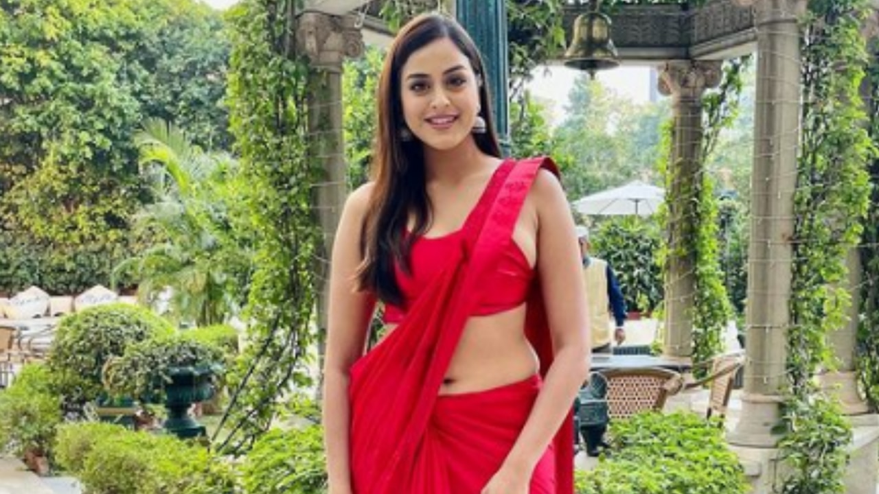 Yamini Singh red hot saree look 