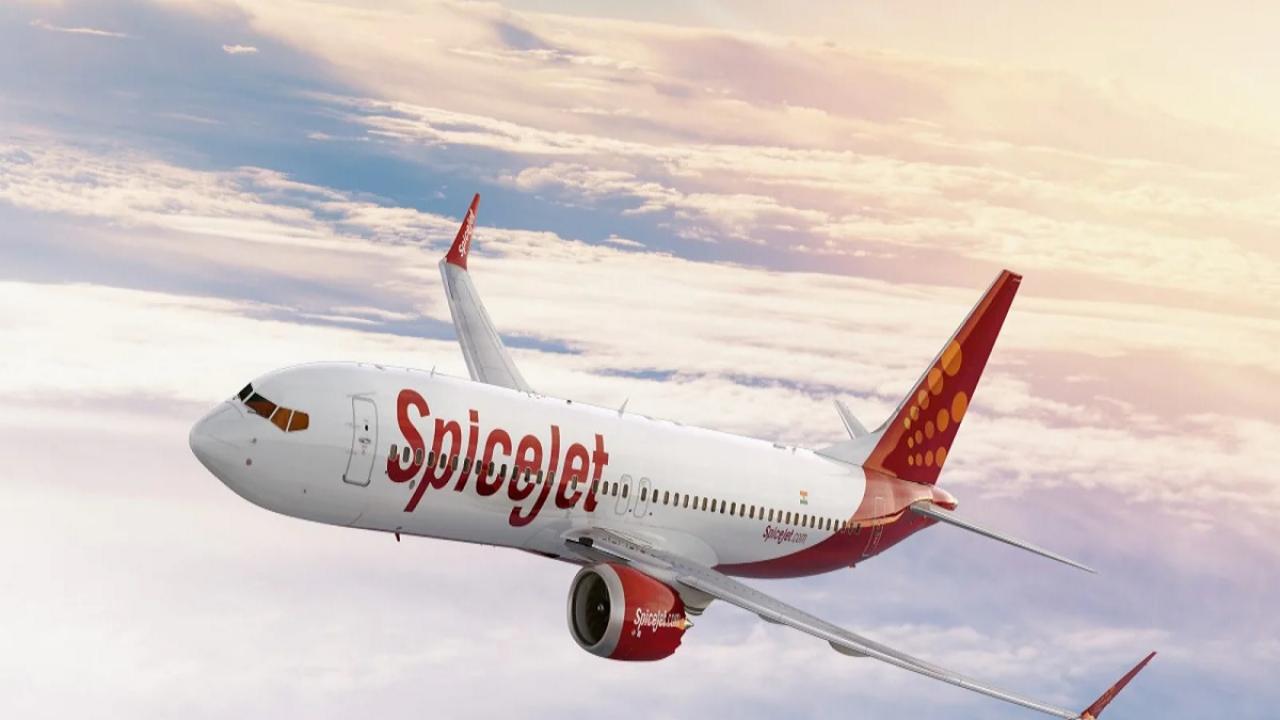 फ्लाइट के टॉयलेट में फंसे यात्री से SpiceJet ने मांगी माफी, पूरा रिफंड करेगी वापस