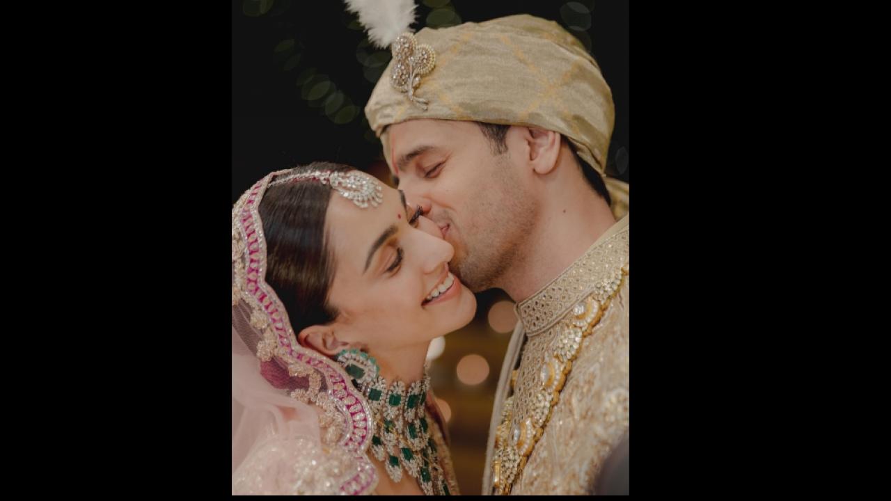 Sidharth Malhotra Kiara Advani Romantic Kiss