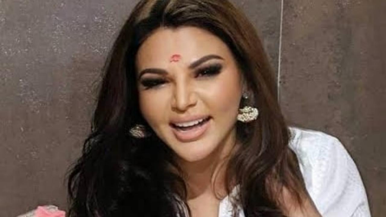 Rakhi Sawant Showed Her Stitches