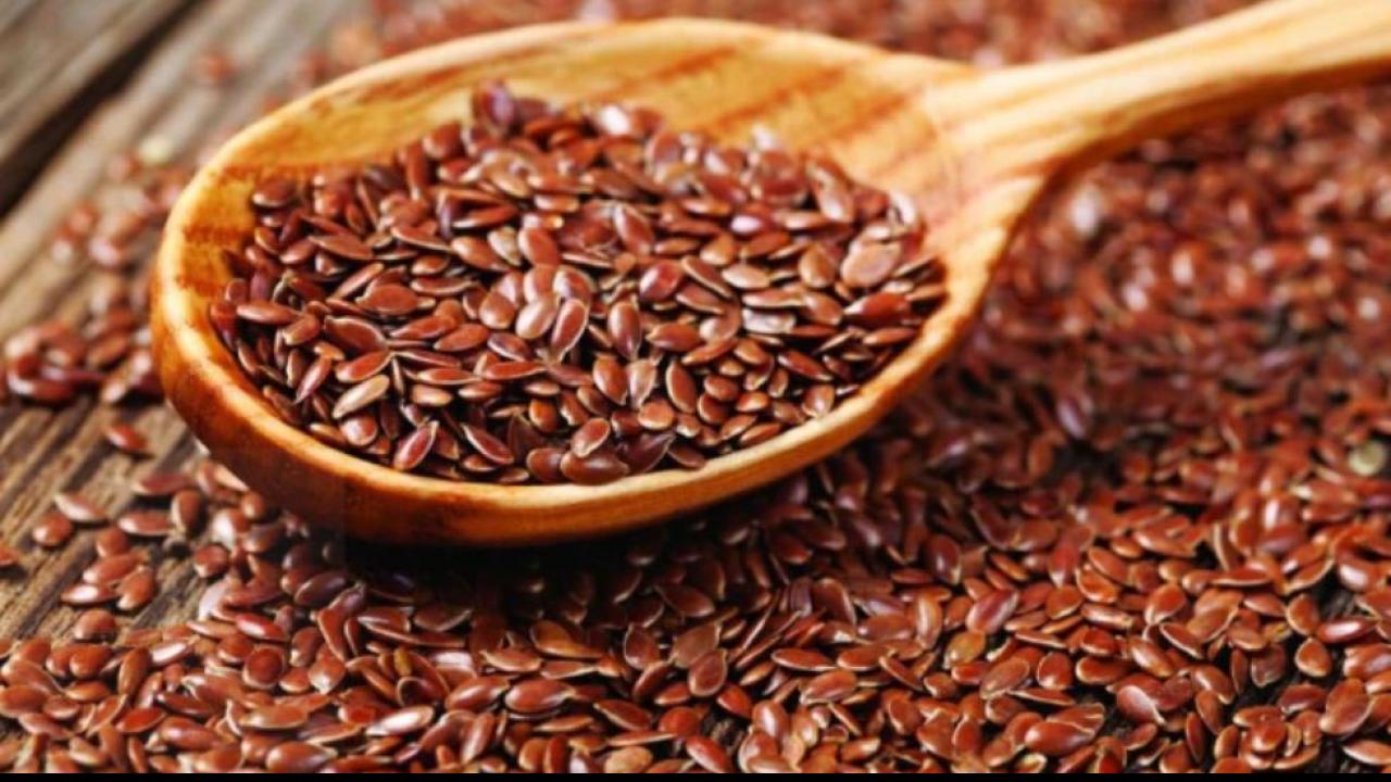 गर्म पानी और अलसी का बीज (Hot Water And Flax Seeds)