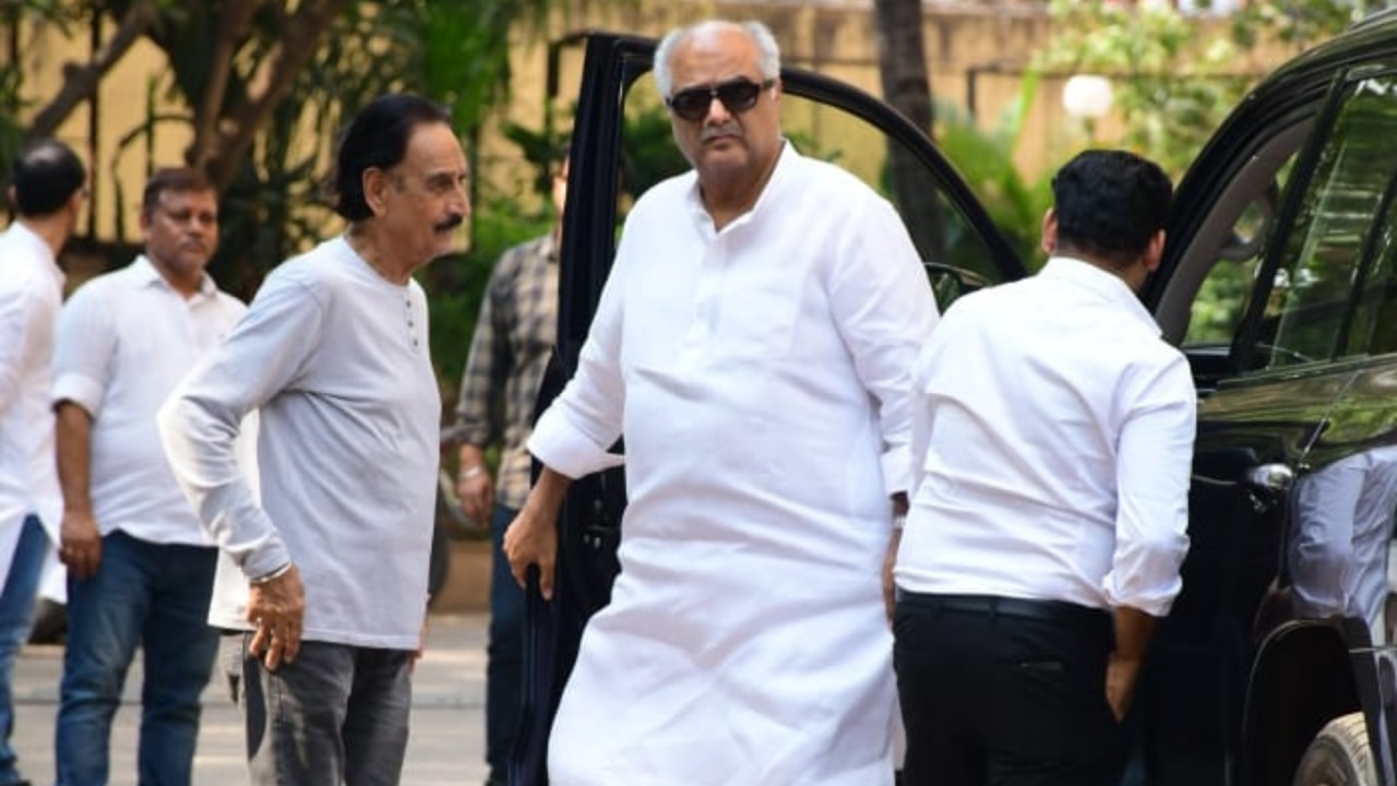 Boney Kapoor at Satish Kaushik funeral 