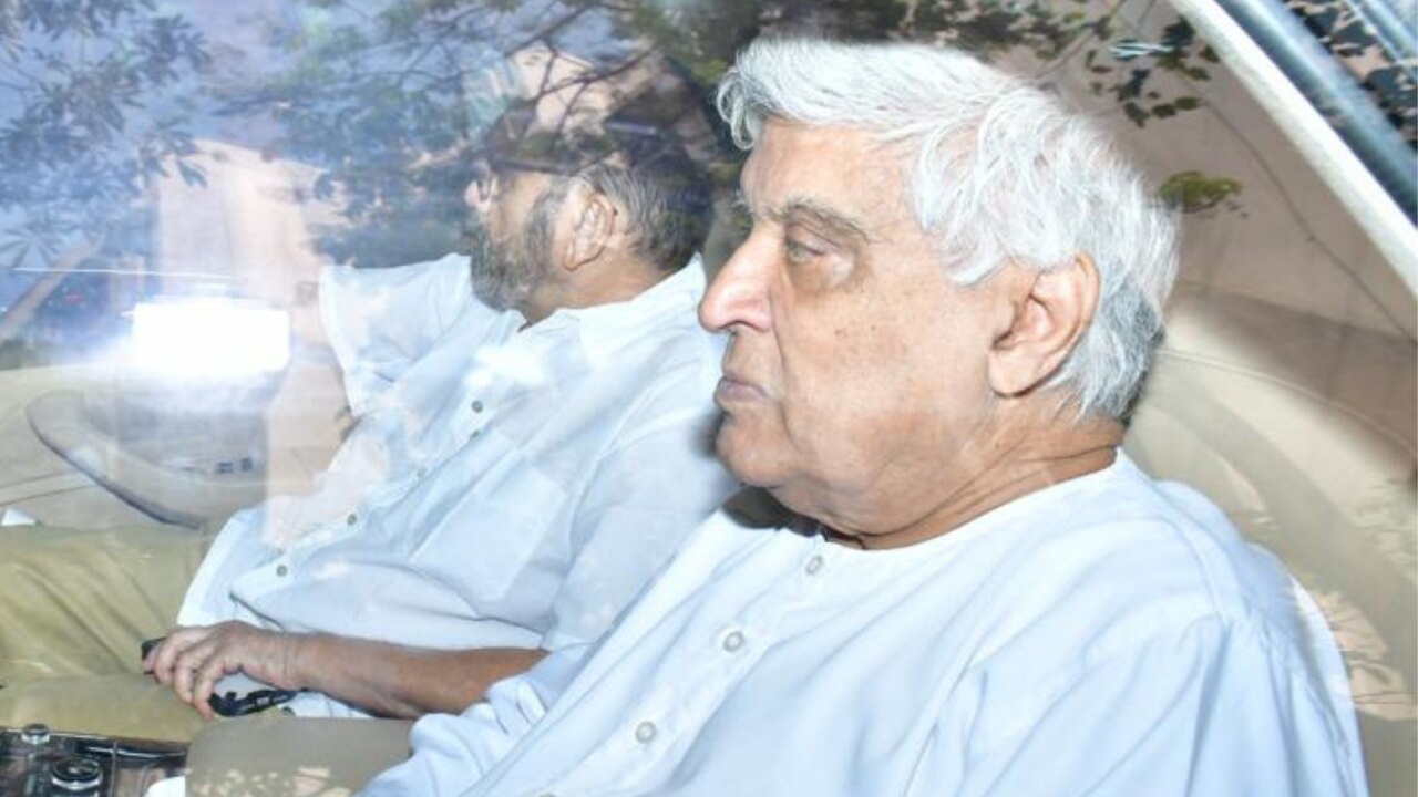 Javed Akhtar arrived at Satish Kaushik home 