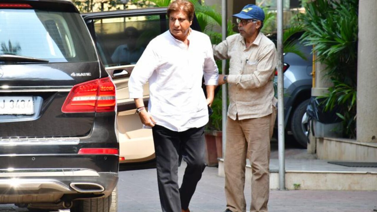 Raj Babar at Satish Kaushik last rites 