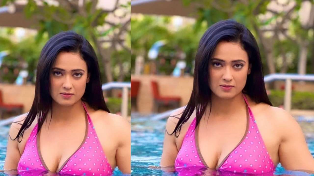 Sexy Shweta Tiwari in the swimming pool