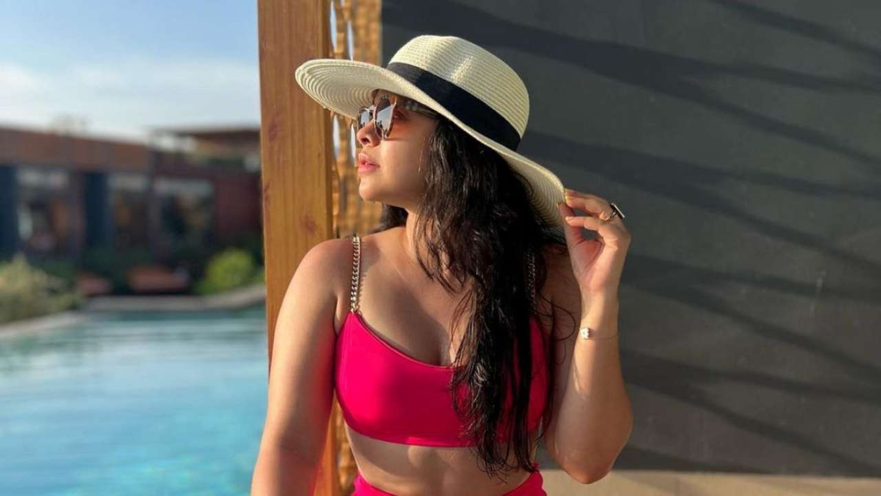 1280px x 720px - Kapil Sharma show star Sumona Chakravarti looks hot in sexy pink bikini,  netizens say 'dekh rahe ho kappu sharma'