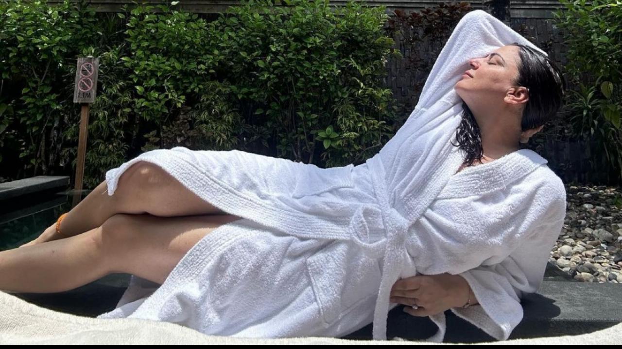 Shraddha Arya Sizzling Look In Towel