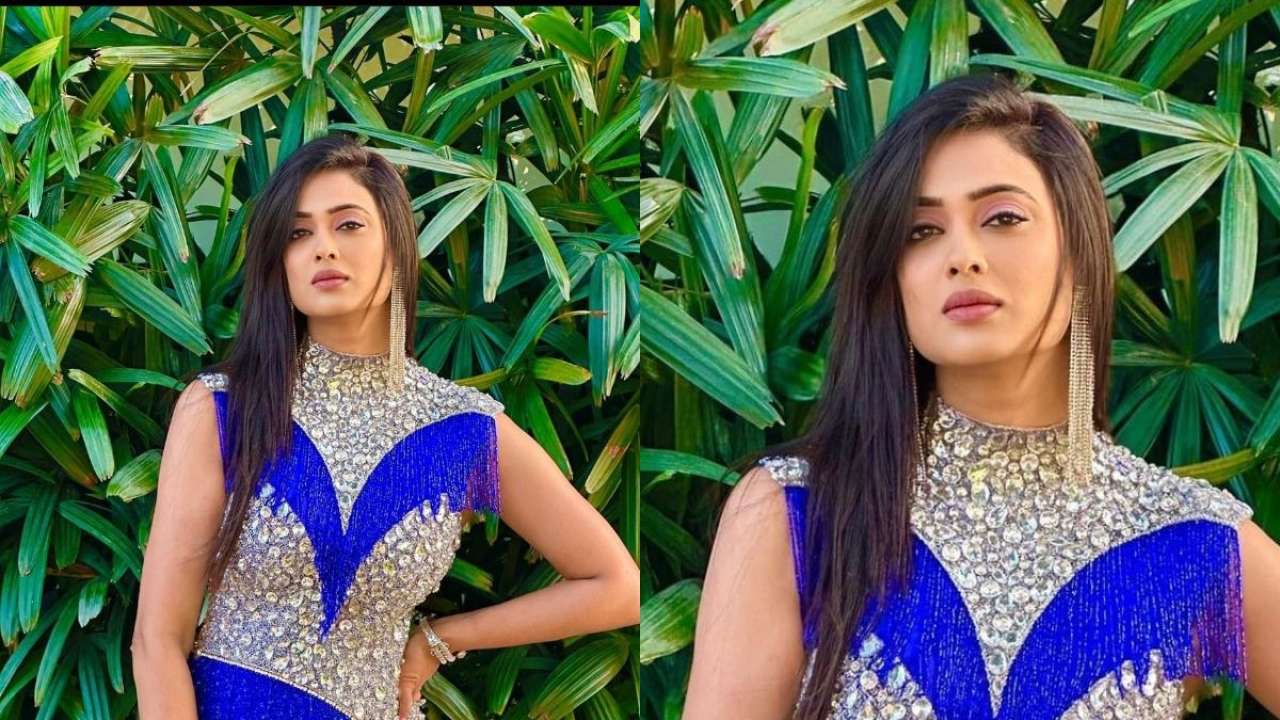 Shweta Tiwari Gives Royal Vibes In Shimmery Bodycon Stunned Netizens Say All Hail The Queen