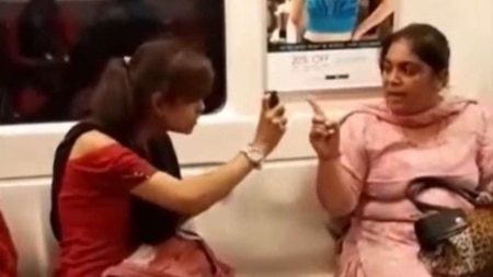 Women's pepper spray fight in the Delhi Metro