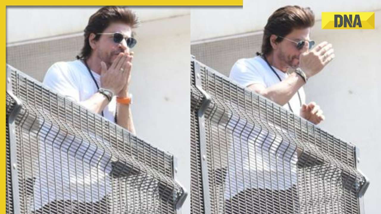 Shah Rukh Khan Fans World - King Khan's signature pose at Mannat as he  wishes the FANs Eid Mubarak ❤️ | Facebook