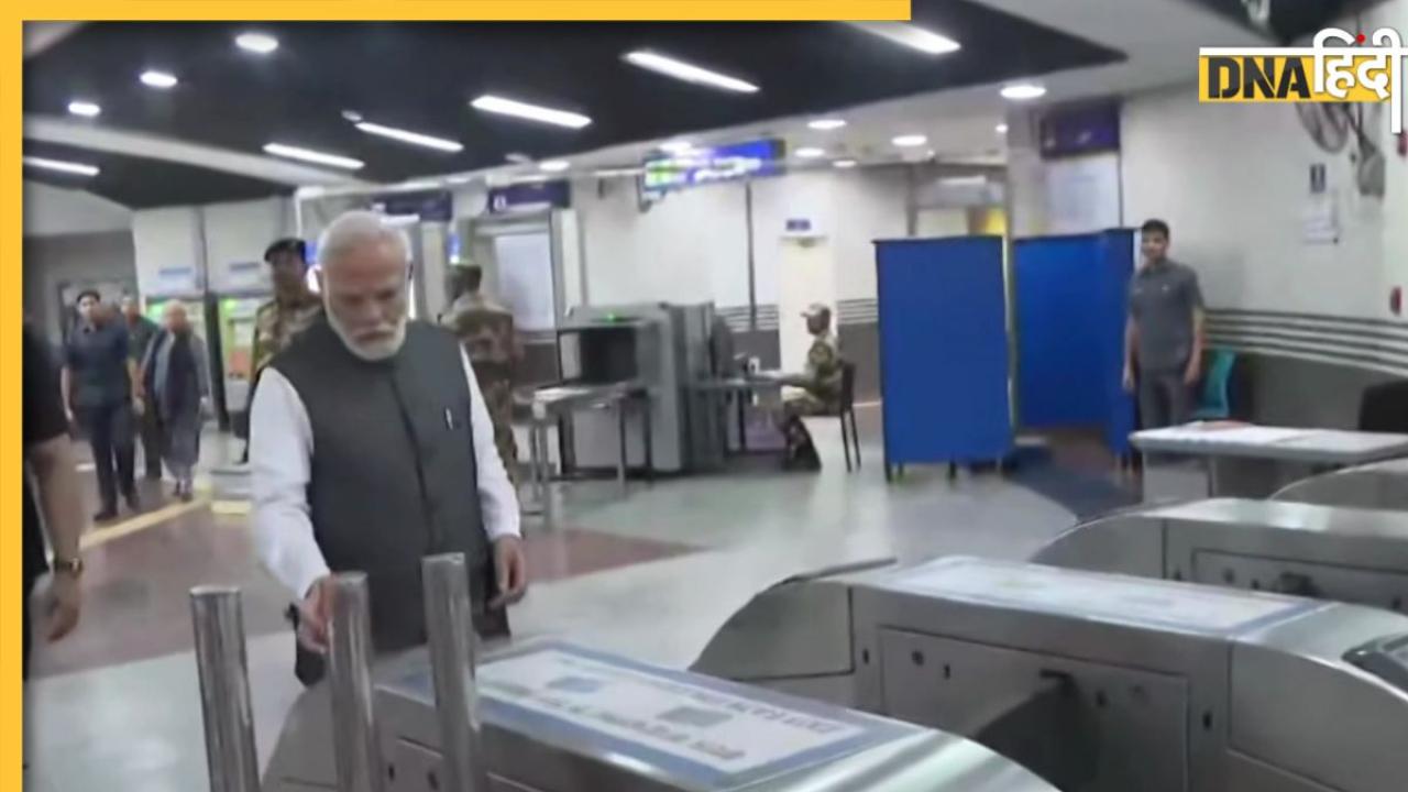 PM Modi ने टोकन खरीद कर किया दिल्ली मेट्रो में सफर, लोगों के मन की सुनी बात, देखें वीडियो