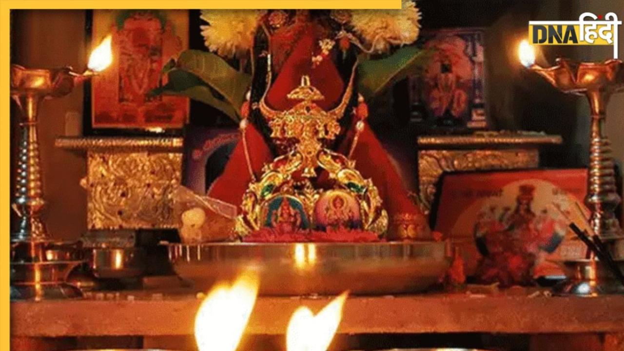 Puja Path Ke Niyam: पूजा के दौरान इन चीजों को भूलकर भी न रखें नीचे, मां लक्ष्मी की नाराजगी बना देगी कंगाल