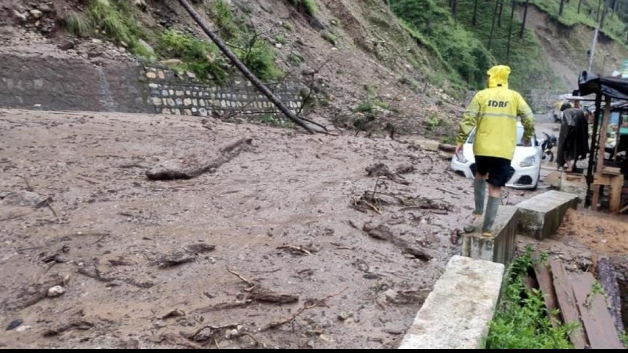 कई जगह फटे बादल, कई जगह भीषण बारिश