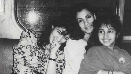 Little Rinke Khanna posing with Twinkle and Dimple