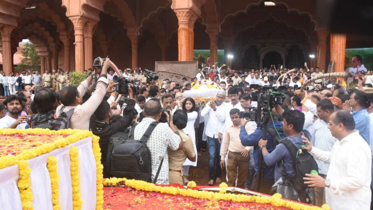 Nitin Desai family at his funeral