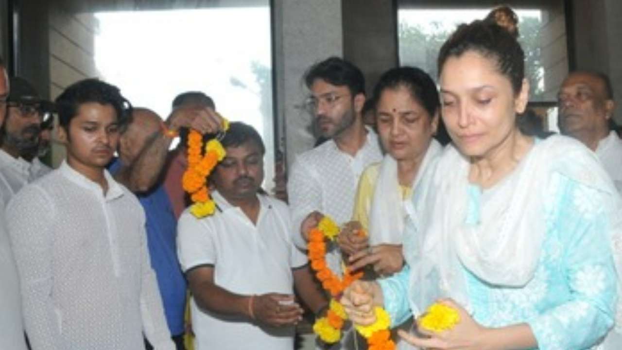 Ankita Lokhande was incosolable at her father's last rites