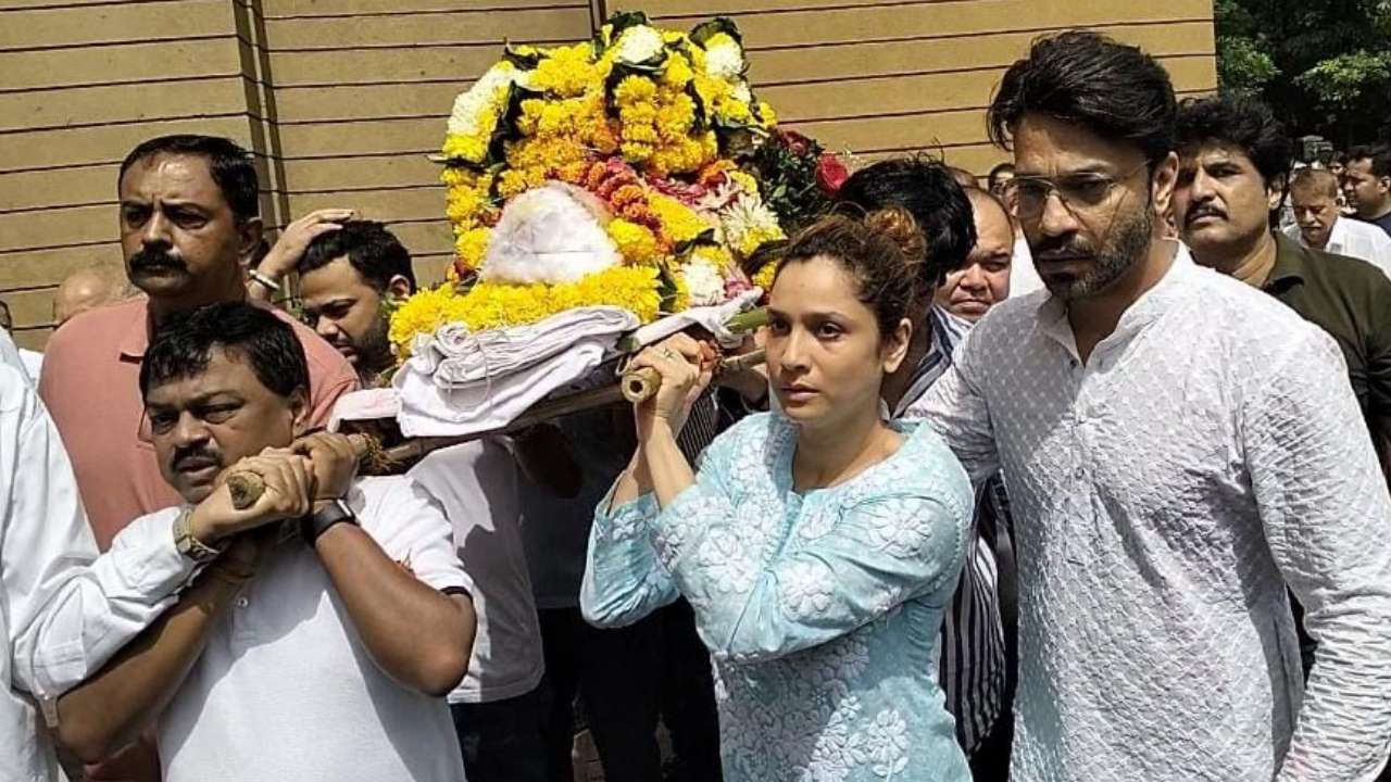 Ankita Lokhande shoulders her father's last remains