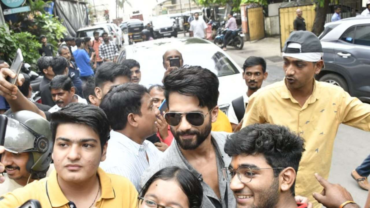 Shahid Kapoor enjoying his fan following