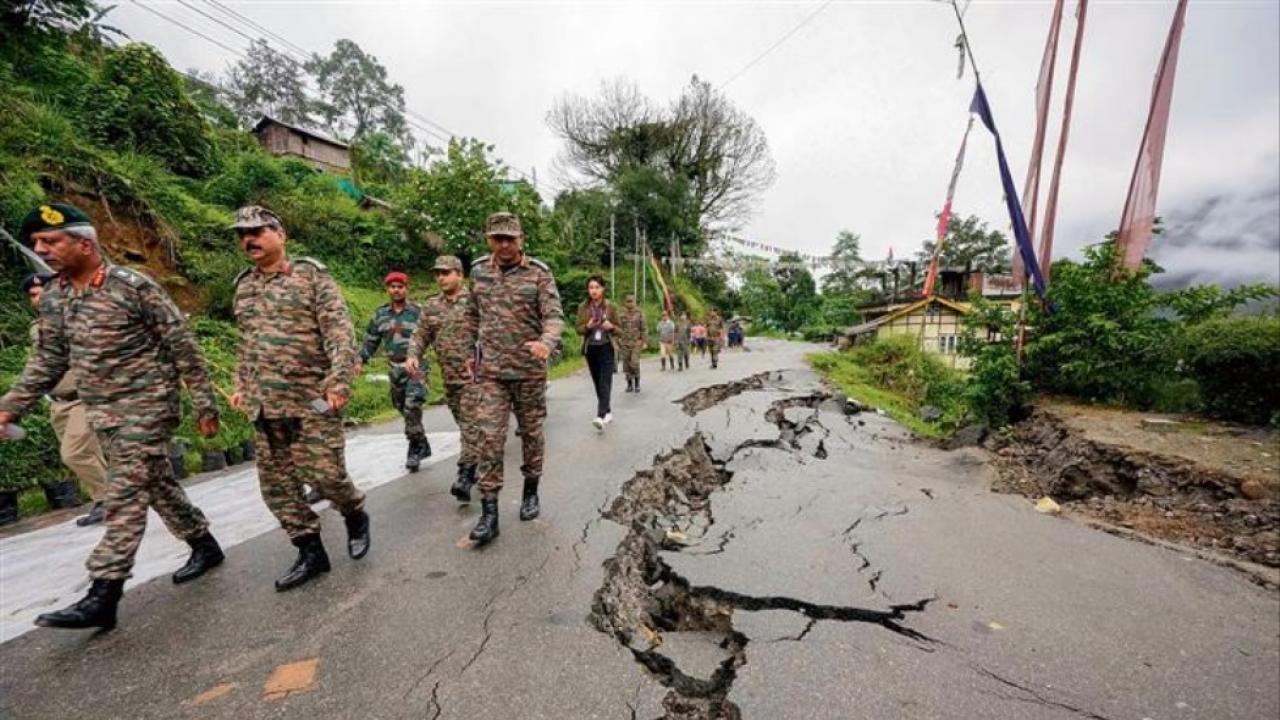 पर्यटकों को निकालने की जारी है कोशिश