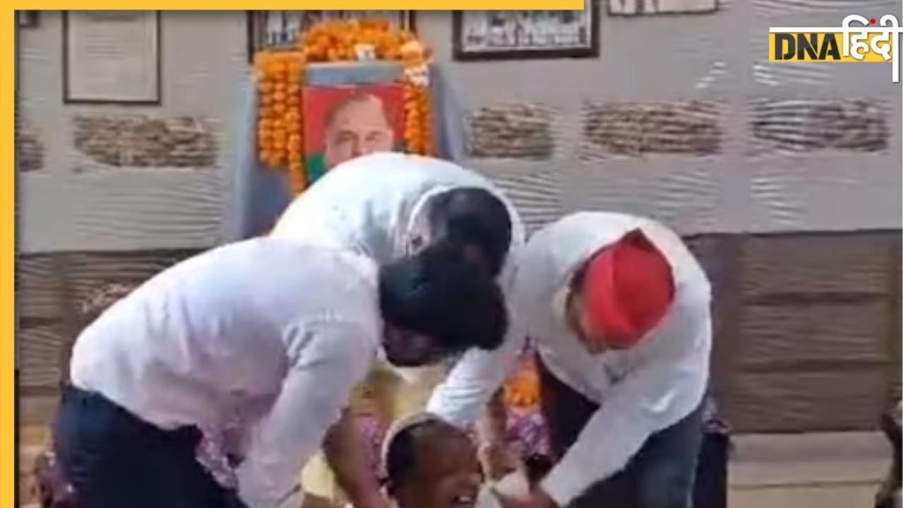 Trending Video: मुलायम सिंह की फोटो के सामने जमीन पर लेटा, फूट-फूटकर रोया, सपा नेता का कारनामा देख छूट जाएगी हंसी