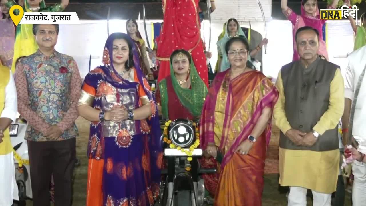 राजपूताना पोशाक में Bullet Bike पर महिलाओं का गरबा, तलवार रास ने जीत लिया लोगों का दिल