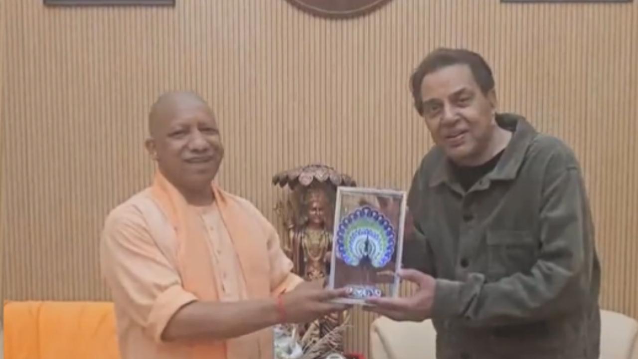 यूपी के CM से Dharmender ने की मुलाकात, Yogi Adityanath ने एक्टर को किया सम्मानित