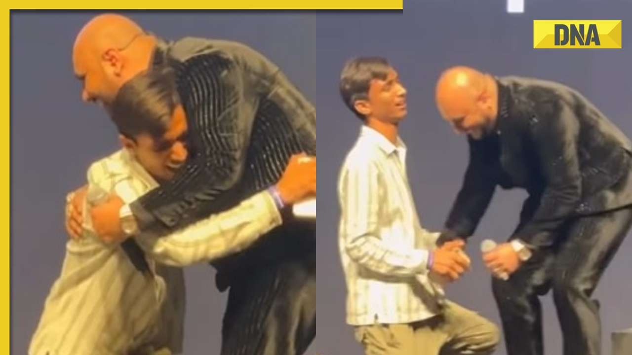 Viral video: B Praak's fan touches his feet, gets emotional, says 'jo aap kar sakte ho vo koi nahi...'