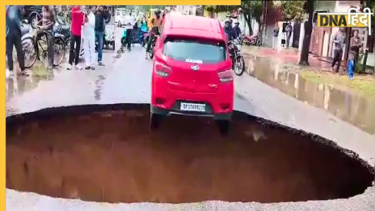 Lucknow Road viral video: सड़क पर हुआ 20 फीट गहरा गड्ढा और हवा में लटकी गाड़ी, वीडियो हुआ वायरल