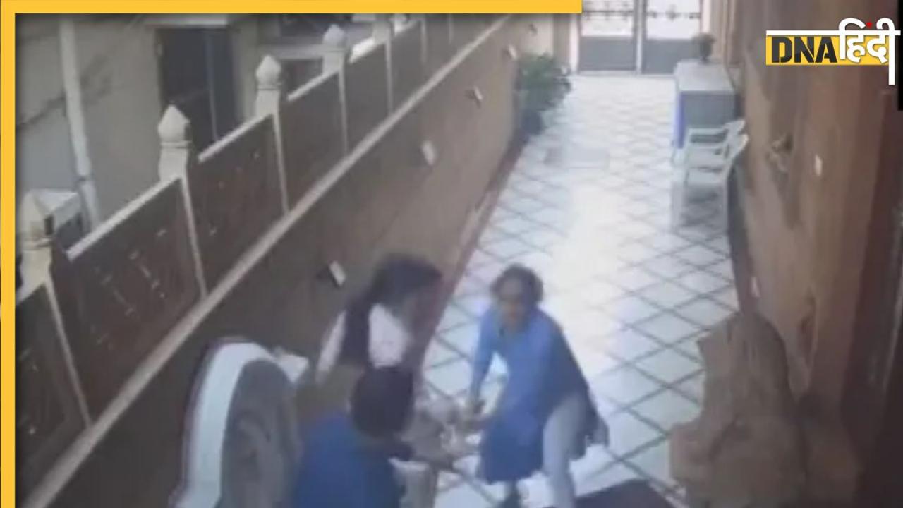 घर में घुसे बदमाशों को मां-बेटी ने पीट-पीटकर भगाया, हैरान कर देगा Hyderabad का Viral Video