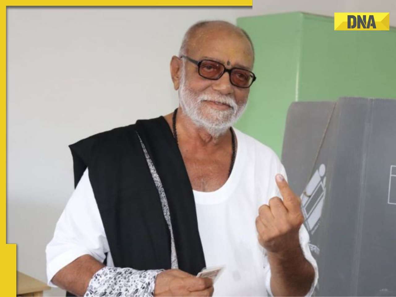 Spiritual Leader Morari Bapu Exemplifies Civic Duty, Casts Vote in Lok Sabha Elections