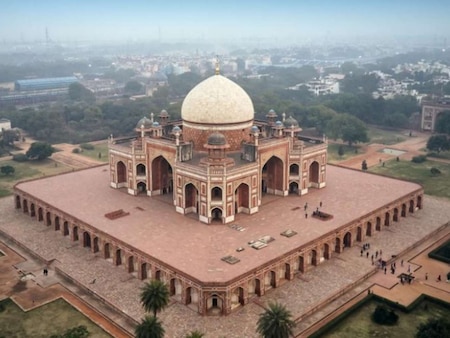 Who built the Humayun's Tomb?