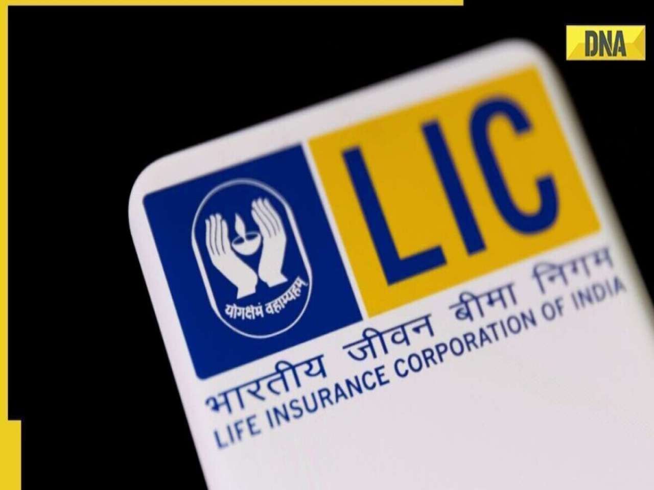 What is monthly income of LIC agents? State in which they earn the most is...