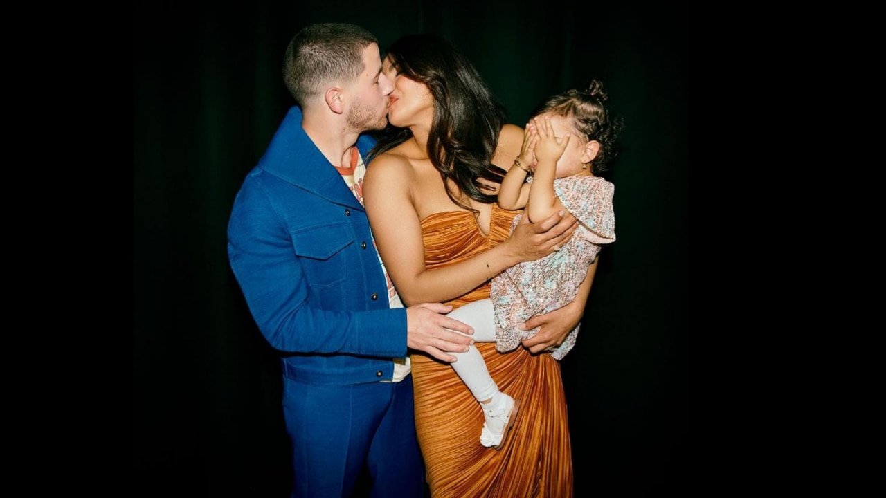 Priyanka Chopra Nick Jonas kissing photo viral