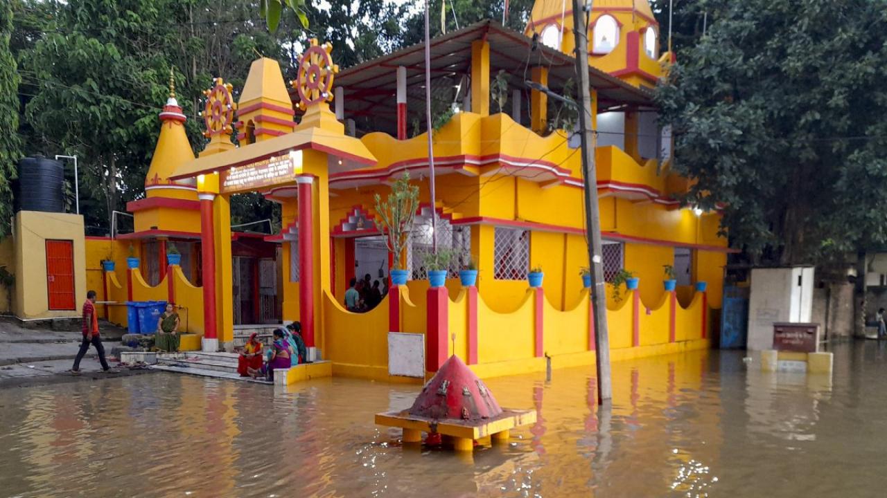 मंदिर से गुरुद्वारे तक, सबकुछ डूबा