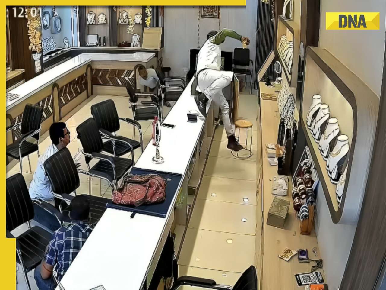 Robbers pose as customers in jewellery shop, what owner did next will leave you shocked