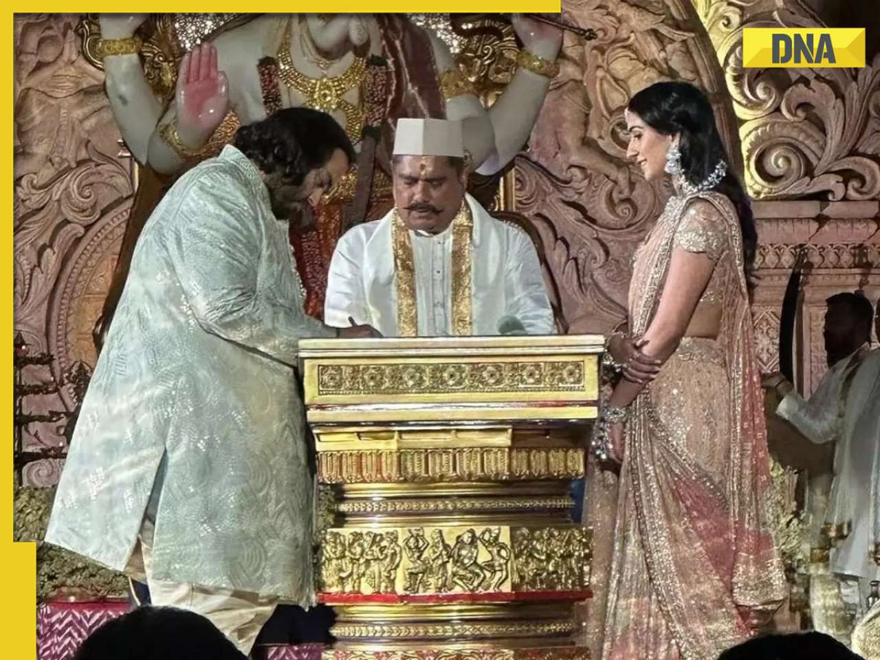 Meet Mukesh Ambani, Nita Ambani's family Panditji who officiated Anant-Radhika's wedding; his fees is Rs...