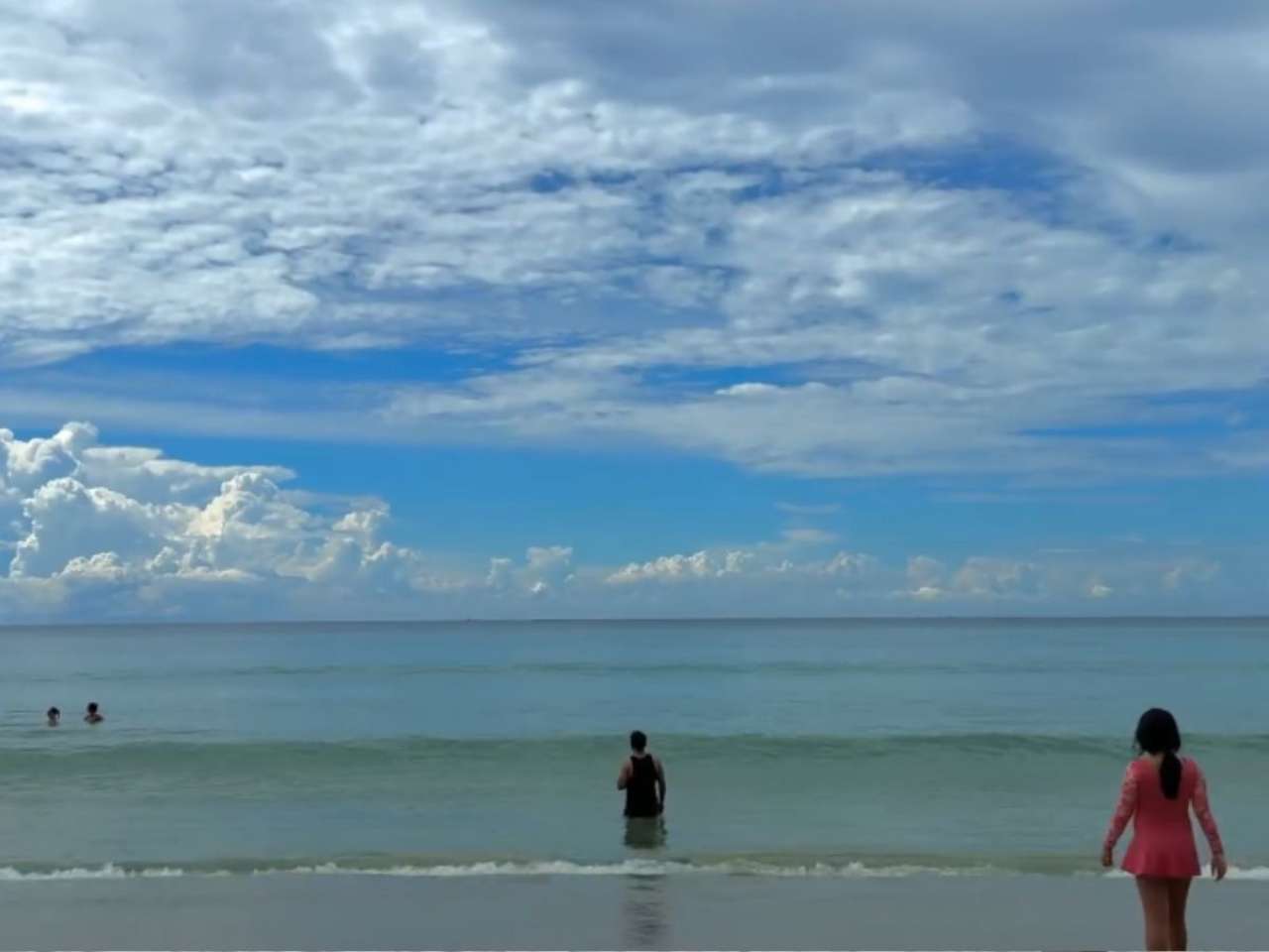 Dhoni family enjoy the sea