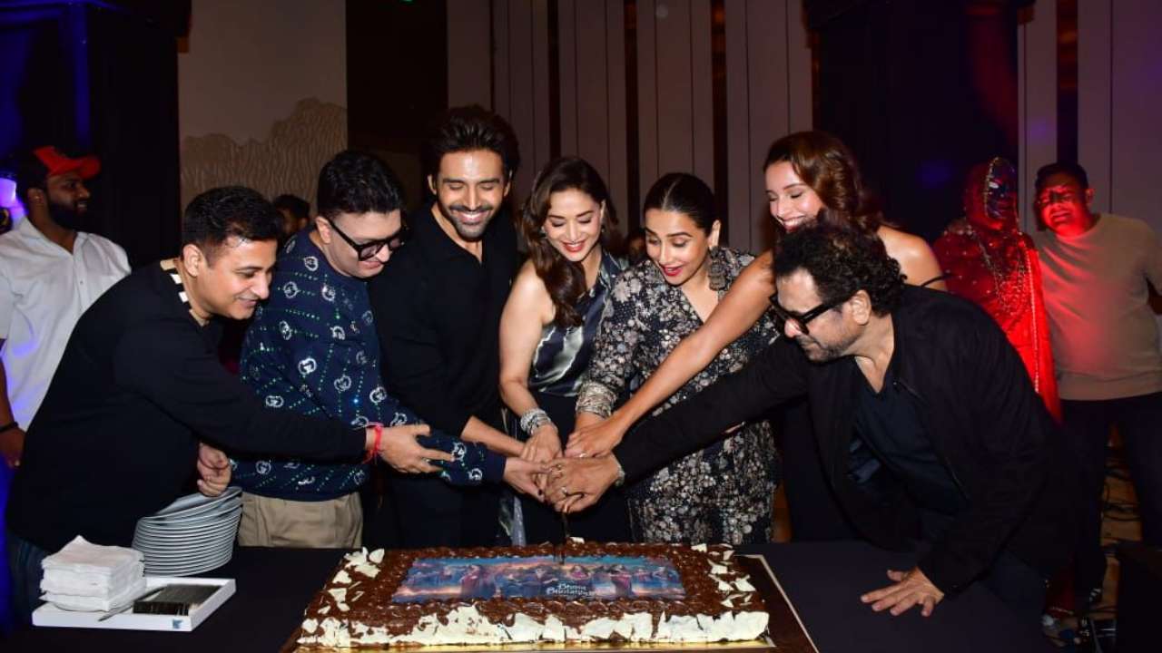 Cake cutting at Bhool Bhulaiyaa 3 success bash