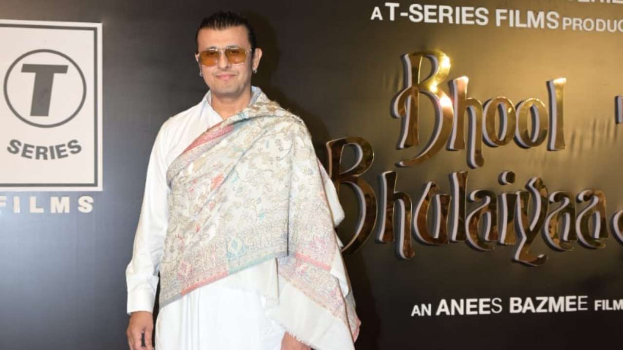 Sonu Nigam at Bhool Bhulaiyaa 3 bash