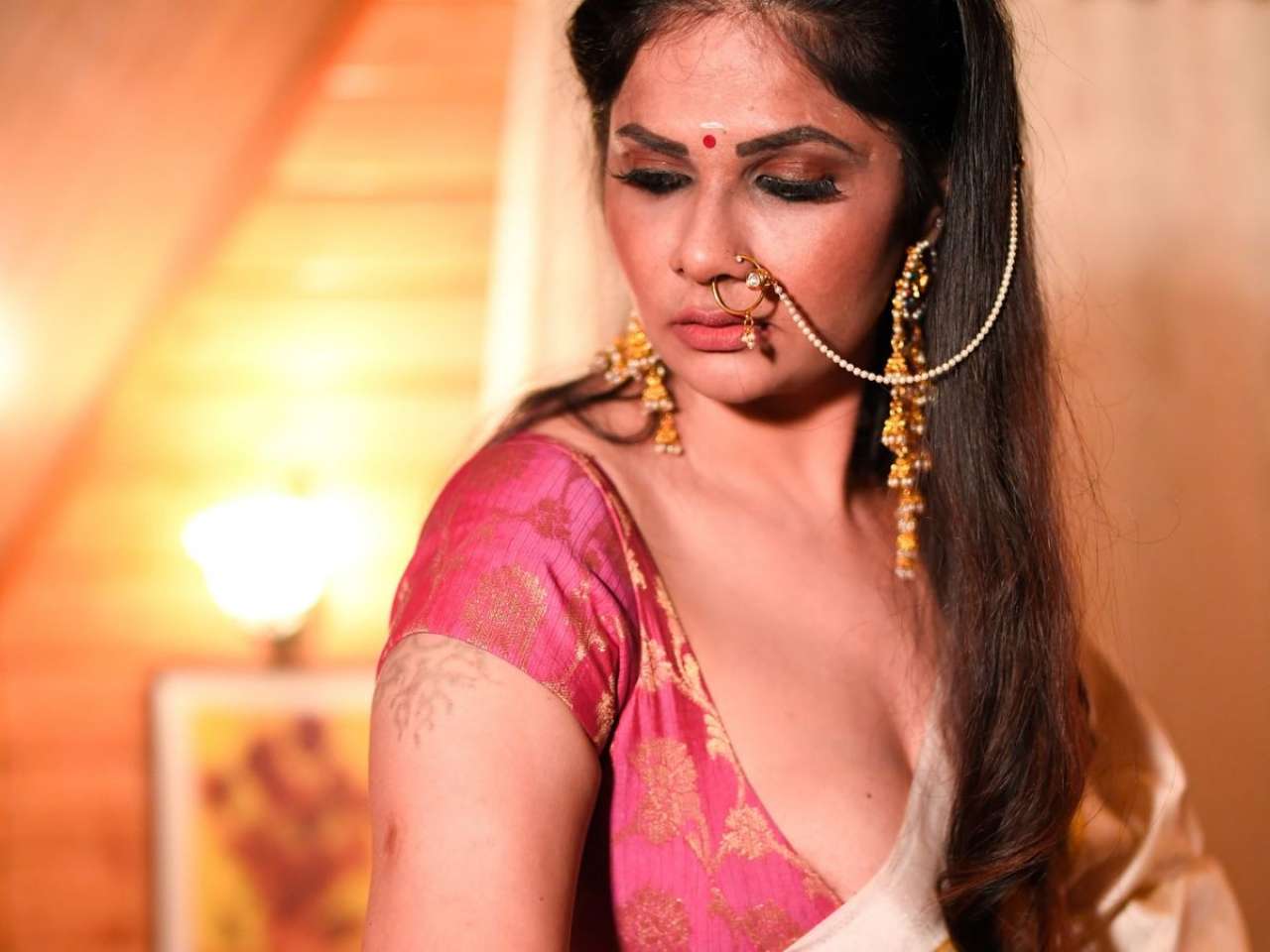 Aabha Paul giving sexy twist to saree